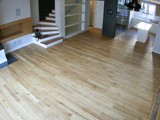 Realizacja podłogi drewnianej w salonie z drewna Dąb szczotkowany, olejowany. Zdjęcie nr: 30