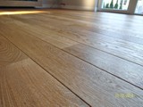 Realizacja podłogi drewnianej w salonie z drewna Dąb szczotkowany, olejowany. Zdjęcie nr: 29