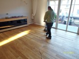 Realizacja podłogi drewnianej w salonie z drewna Dąb szczotkowany, olejowany. Zdjęcie nr: 28