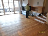 Realizacja podłogi drewnianej w salonie z drewna Dąb szczotkowany, olejowany. Zdjęcie nr: 27