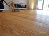 Realizacja podłogi drewnianej w salonie z drewna Dąb szczotkowany, olejowany. Zdjęcie nr: 25