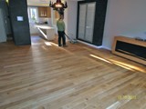 Realizacja podłogi drewnianej w salonie z drewna Dąb szczotkowany, olejowany. Zdjęcie nr: 24