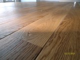 Realizacja podłogi drewnianej w salonie z drewna Dąb szczotkowany, olejowany. Zdjęcie nr: 16