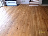 Realizacja podłogi drewnianej w salonie z drewna Dąb szczotkowany, olejowany. Zdjęcie nr: 15