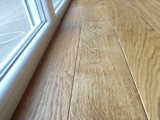 Realizacja podłogi drewnianej w salonie z drewna Dąb szczotkowany, olejowany. Zdjęcie nr: 13