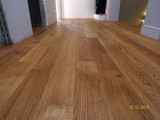 Realizacja podłogi drewnianej w salonie z drewna Dąb szczotkowany, olejowany. Zdjęcie nr: 12