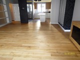 Realizacja podłogi drewnianej w salonie z drewna Dąb szczotkowany, olejowany. Zdjęcie nr: 11