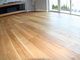 Realizacja podłogi drewnianej w salonie z drewna Dąb szczotkowany, olejowany. Zdjęcie nr: 37