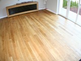 Realizacja podłogi drewnianej w salonie z drewna Dąb szczotkowany, olejowany. Zdjęcie nr: 36