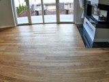Realizacja podłogi drewnianej w salonie z drewna Dąb szczotkowany, olejowany. Zdjęcie nr: 35