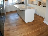 Realizacja podłogi drewnianej w salonie z drewna Dąb szczotkowany, olejowany. Zdjęcie nr: 33