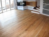 Realizacja podłogi drewnianej w salonie z drewna Dąb szczotkowany, olejowany. Zdjęcie nr: 32
