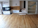 Realizacja podłogi drewnianej w salonie z drewna Dąb szczotkowany, olejowany. Zdjęcie nr: 31