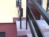 Schody frontowe - barierki drewniane przed i po wymianie. Zdjęcie nr: 41