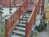 Barierki drewniane z Bangkirai przy schodach z tyłu budynku. Zdjęcie nr: 1