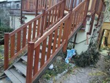 Barierki drewniane z Bangkirai przy schodach z tyłu budynku. Zdjęcie nr: 2