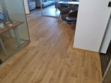 Podłogi drewniane w biurach firmy Formika. Realizacja w Parzniewie k. Pruszkowa. Zdjęcie nr: 4