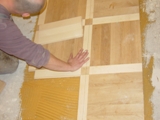 Realizacja podłogi drewnianej w klubie garnizonowym w Jednostce Wojskowej w Świętoszowie. Zdjęcie nr: 16