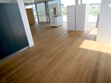 Realizacja podłogi drewnianej w salonie akcesorii kuchennych PEKA w Swarzędzu. Zdjęcie nr: 1