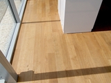 Realizacja podłogi drewnianej w salonie akcesorii kuchennych PEKA w Swarzędzu. Zdjęcie nr: 4