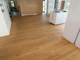 Realizacja podłogi drewnianej w salonie akcesorii kuchennych PEKA w Swarzędzu. Zdjęcie nr: 6
