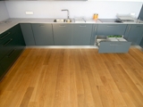 Realizacja podłogi drewnianej w salonie akcesorii kuchennych PEKA w Swarzędzu. Zdjęcie nr: 9