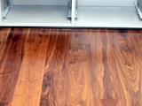 Parkiet - deska z drewna Orzech amerykański. Realizacja podłogi drewnianej w Zielonej Górze. Zdjęcie nr: 13