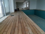Parkiet drewniany wokół basenu. Realizacja podłogi drewnianej Województwie lubuskim. Zdjęcie nr: 53