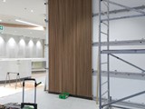Montaż modułów drewnianych na ścianie. Realizacja w Focus Mall w Zielonej Górze. Zdjęcie nr: 44