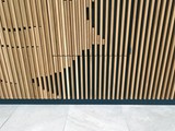 Ściany w drewnie. Realizacja w Focus Mall w Zielonej Górze. Zdjęcie nr: 79
