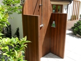 Obudowa drewniana prysznica zewnetrznego przy tarasie drewnianym.