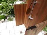 Obudowa drewniana prysznica zewnetrznego przy tarasie drewnianym.